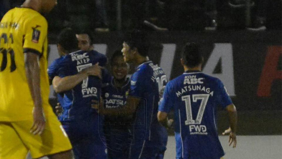 Aksi selebrasi para pemain Persib Bandung usai menjebol gawang Mitra Kukar. Copyright: &copy; Persib.co.id