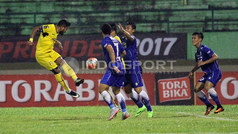 Persib Bandung melawan Mitra Kukar. Copyright: &copy; INDOSPORT/Ghozi El-Fitra