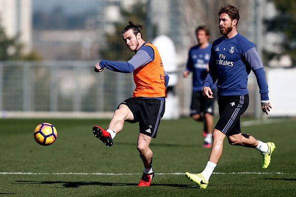 Gareth Bale (kiri) saat latihan bersama eks kapten sekaligus bek tengah Real Madrid, Sergio Ramos. Copyright: © Victor Carretero/GettyImages