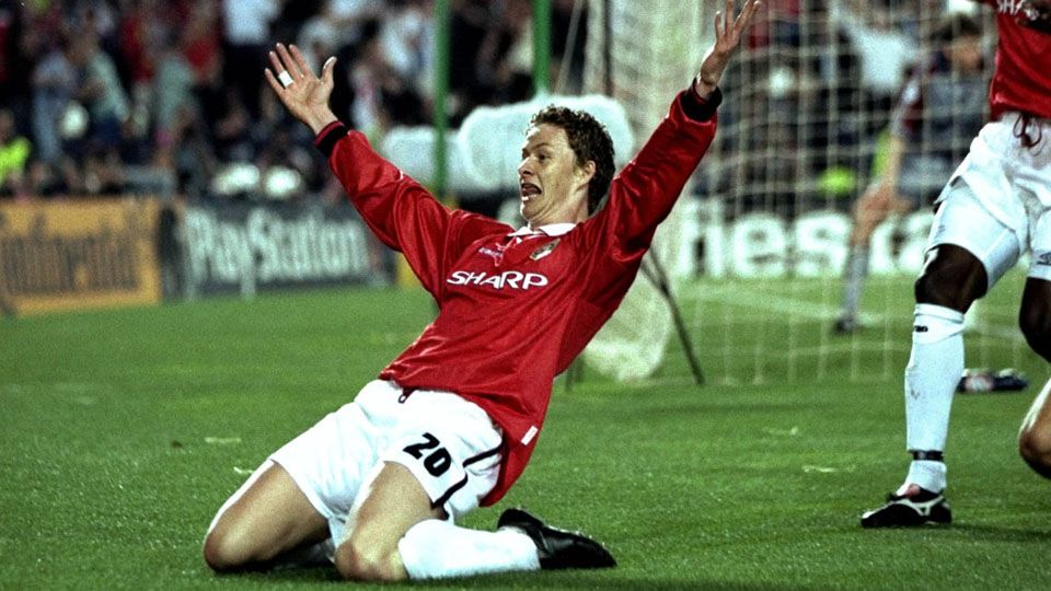 Ole Gunnar Solskajaer melakukan selebrasi setelah membobol gawang Bayern Munchen. Copyright: © Getty Images