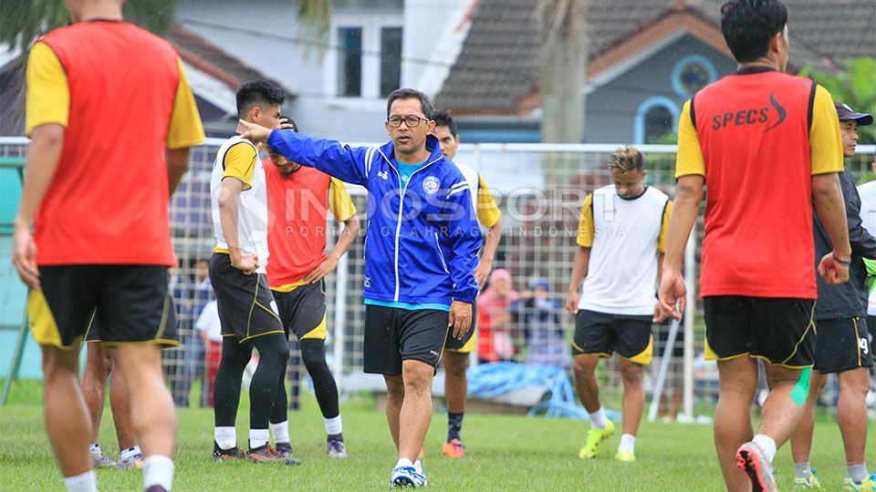 Aji Santoso saat memimpin latihan Arema FC. Copyright: © Ian Setiawan/Indosport