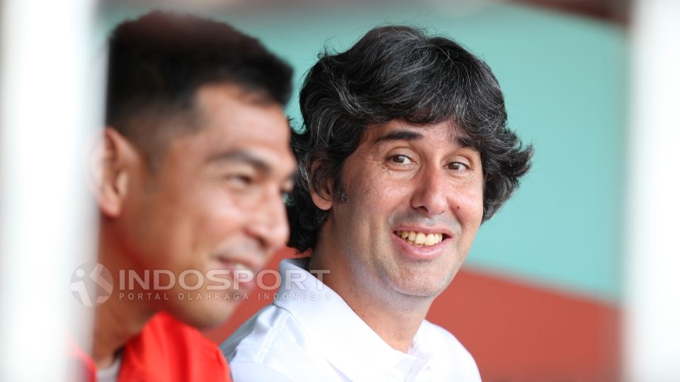 Pelatih Persija Jakarta, Stefano Cugurra Teco sedang berbincang bersama asisten pelatih, Jan Saragih. Copyright: © Herry Ibrahim/Indosport