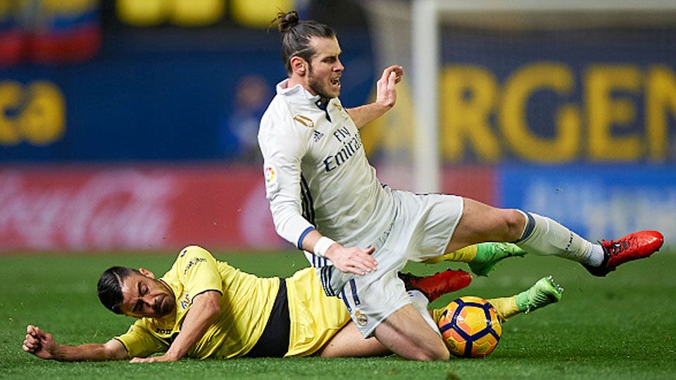 Jaume Costa (kiri) berusaha merebut bola dari Gareth Bale sehingga mengakibatkan jatuh. Copyright: © 6, 2017 in Villarreal, Spain. (Photo by