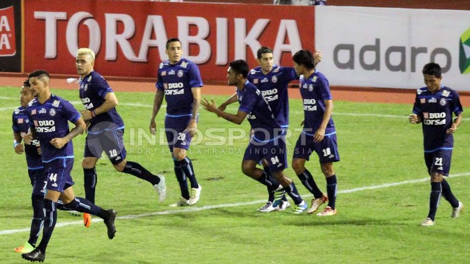 Penggawa Arema FC, Adam Alis melakukan selebrasi setelah mencetak gol. Copyright: &copy; INDOSPORT/Ghozi El Fitra