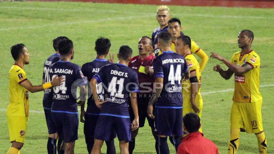 Pemain Arema FC saat berargumen kepada wasit. Copyright: &copy; INDOSPORT/Ghozi El Fitra