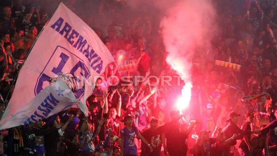 Panpel Arema FC memberi atensi tinggi atas pelanggaran terhadap flare, yang berpotensi terjadi saat menjamu Persija Jakarta dalam lanjutan pekan ke-28 Liga 1 2019. Copyright: © INDOSPORT/Ghozi El Fitra