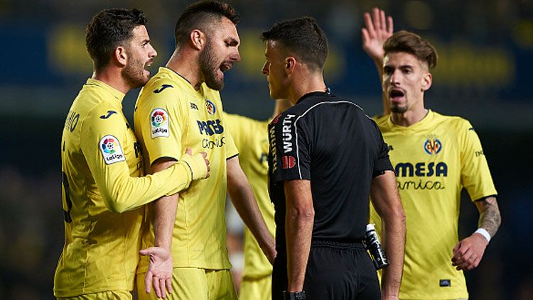 Protes para pemain Villarreal terhadap keputusan wasit Gil Manzano dalam laga kontra Real Madrid. Copyright: &copy; Fotopress/Getty Images.