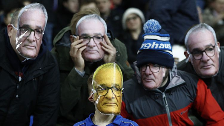 Para suporter Leicester penuhi Stadion King Power dengan memakai topeng wajah Claudio Ranieri. Copyright: &copy; Getty Images