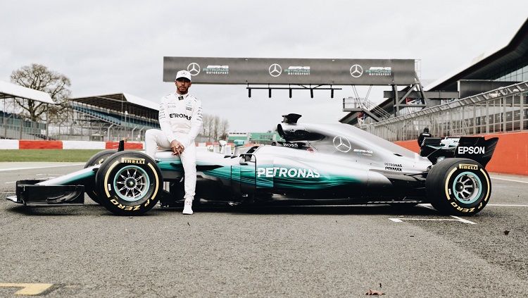 Lewis Hamilton berpose dengan mobil anyar Mercedes. Copyright: © Twitter/@LewisHamilton