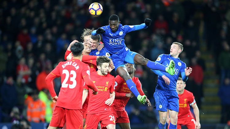 Kondisi perebutan bola pemain Licester City vs Liverpool. Copyright: © Plumb Images/Leicester City FC via Getty Images