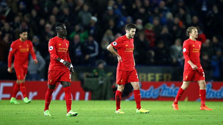 Pemain Liverpool berjalan lesu usai dikalahkan Leicester City. Copyright: © Julian Finney/Getty Images