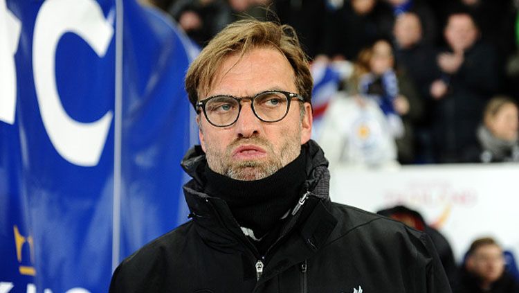 Jurgen Klopp menunjukan wajah yang tidak mengenakan saat melawan Leicester City. Copyright: © Plumb Images/Leicester City FC via Getty Images