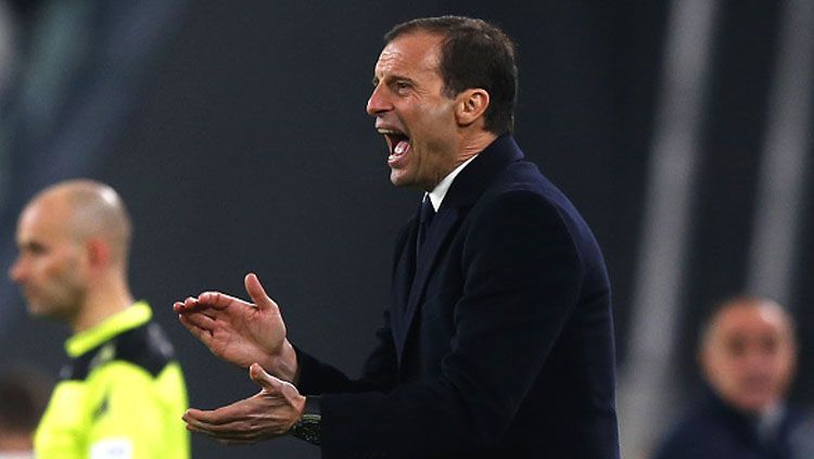 Hasil imbang rasa kalah yang ditelan Juventus saat bentrok dengan Fiorentina membuat Massimiliano Allegri realistis jelang laga sengit di Liga Champions kontra Paris Saint-Germain. Copyright: © MARCO BERTORELLO/AFP/Getty Images