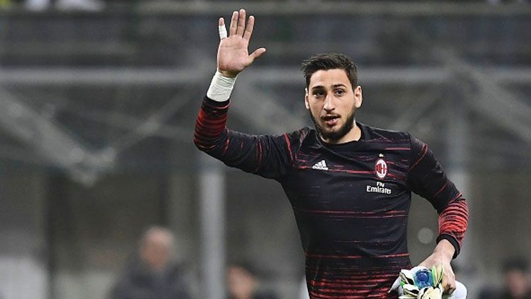 Kiper muda AC Milan, Gianluigi Donnarumma melambaikan tangan kepada suporter. Copyright: © MIGUEL MEDINA/AFP/Getty Images