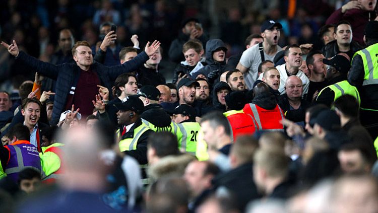 Situasi yang tidak memungkinkan antara suporter West Ham United vs Chelsea. Copyright: © Nick Potts/PA Images via Getty Images