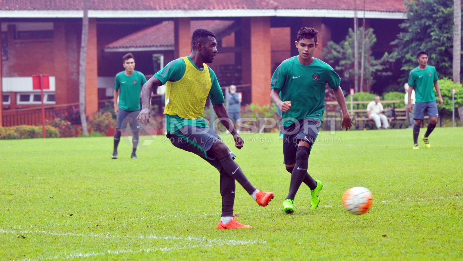 Yanto Basna saat di sesi latihan bersama Timnas Indonesia beberapa tahun lalu. Copyright: © Petrus Manus DaYerimon/Indosport