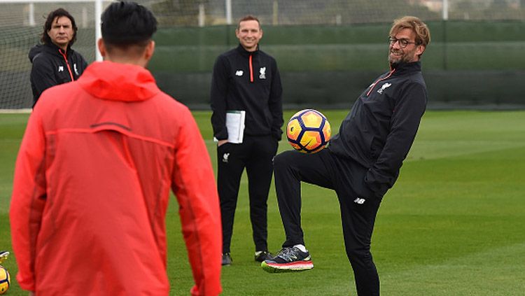 Jurgen Klopp tengah menunjukan kemampuannya saat latihan. Copyright: &copy; Andrew Powell/Liverpool FC via Getty Images