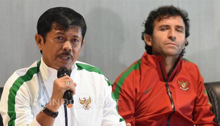 Pelatih Timnas U-19 Indra Sjafri (kiri) dan Luis Milla, pelatih Timnas senior Indonesia. Copyright: © Herry Ibrahim/Indosport