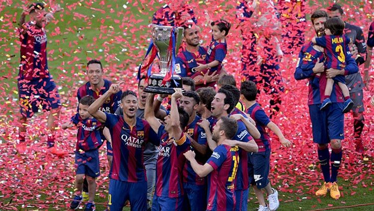 Skuat Barcelona merengkuh gelar La Liga di musim 2014/15. Copyright: &copy; JOSEP LAGO/AFP/Getty Images
