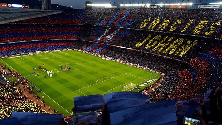 Dukungan puluhan ribu publik Camp Nou akan bantu Barcelona menjadi kampiun La Liga Spanyol. Copyright: © Alex Caparros/Getty Images