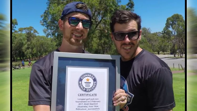 Seorang artis YouTube dari Australia, Brett Stanford memamerkan trofi rekor dunia yang ia raih. Copyright: © thesun.co.uk