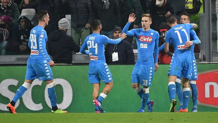 Pemain Napoli melakukan selebrasi setelah mencetak gol ke gawang Juventus. Copyright: © Pier Marco Tacca/Anadolu Agency/Getty Images