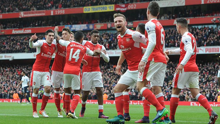 Hector Bellerin, Mesut Ozil, Theo Walcott, Alex Iwobi, Shkodran Mustafi, Laurent Koscielny, dan Granit Xhaka berkumpul meryakan gol ke gawang Tottenham Hotspur. Copyright: © Stuart MacFarlane/Arsenal FC via Getty Images