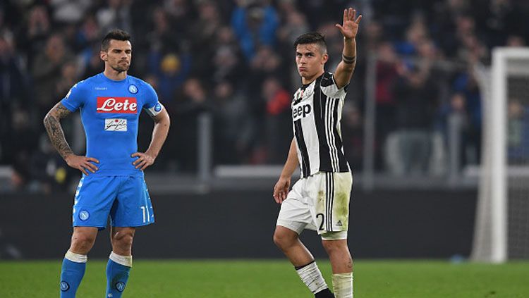 Penyerang Juventus, Paulo Dybala (kanan) melakukan selebrasi di depan pemain Napoli. Copyright: &copy; Valerio Pennicino/Getty Images
