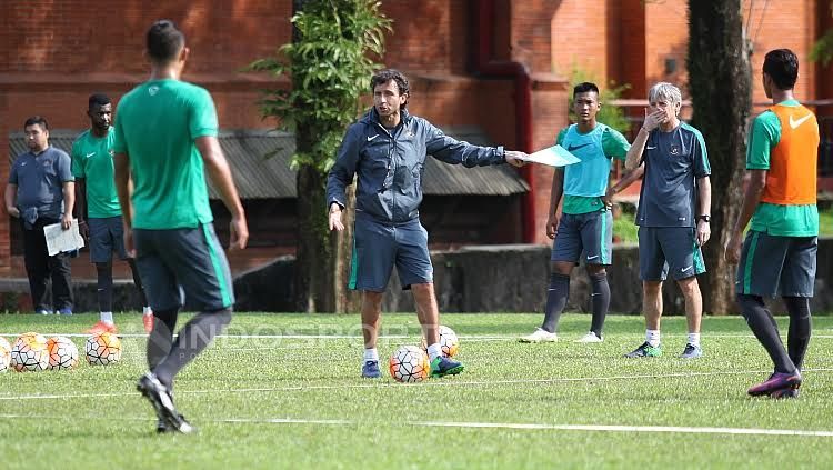 Pelatih Timnas Indonesia U-22, Luis Milla, memberikan instruksi kepada pemain seleksi kedua. Copyright: © Herry Ibrahim/Indosport