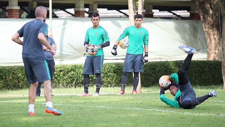 Seleksi kedua Timnas Indonesia U-22 dalam posisi penjaga gawang. Copyright: © Herry Ibrahim/Indosport