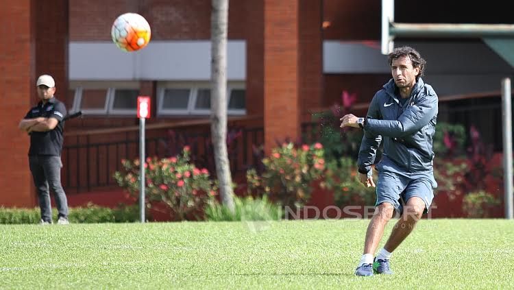 Pelatih Timnas Indonesia U-22, Luis Milla. Copyright: © Herry Ibrahim/Indosport