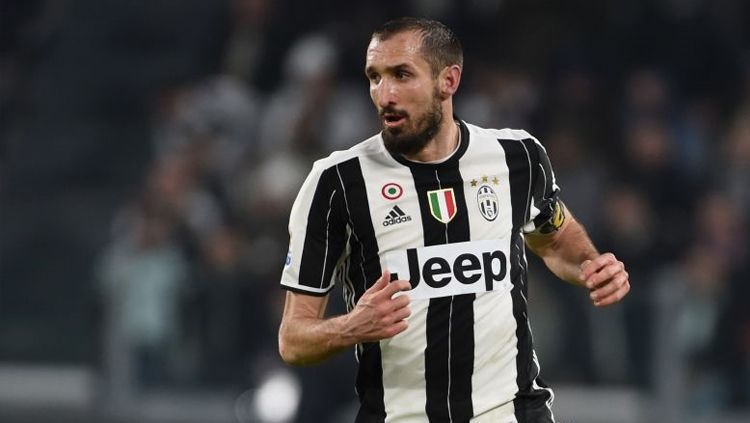 Giorgio Chiellini enggan membanding-bandingkan sosok pelatih anyar Juventus, Andrea Pirlo, dengan pendahulunya, Maurizio Sarri. Copyright: © Pier Marco Tacca/Anadolu Agency/Getty Images