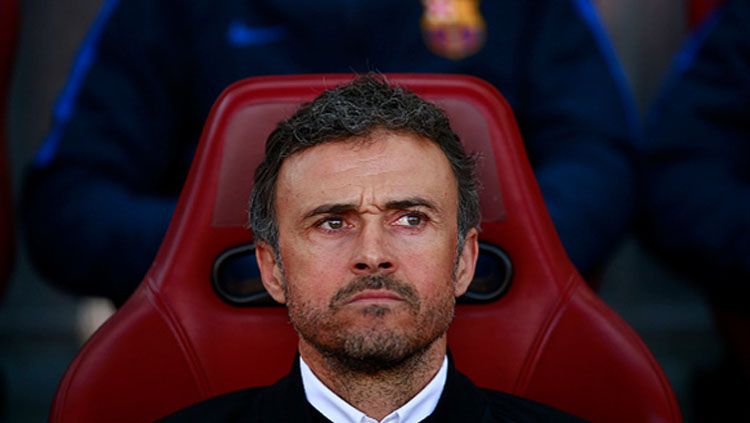 Pelatih Barcelona, Luis Enrique saat mendampingi timnya. Copyright: © Gonzalo Arroyo Moreno/Getty Images