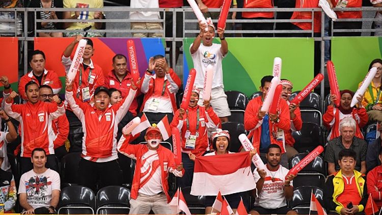 Sebuah pujian diberikan komentator asing kepada fans bulutangkis Indonesia atas keantusiasan yang luar biasa di setiap turnamen yang diselenggarakan BWF. Copyright: © JIM WATSON/AFP/Getty Images