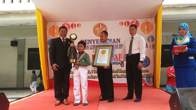 Penghargaan dari Lembaga Prestasi Indonesia-Dunia (LEPRID) kepada pecatur cilik berprestasi, Aditya Bagus Arfan. Copyright: © Eka Prasaja