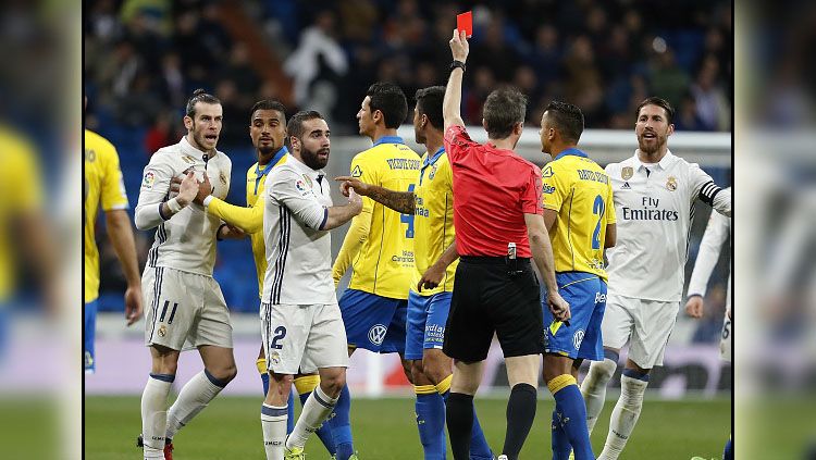 Gareth Bale ketika mendapatkan kartu merah dari wasit di pertandingan Real Madrid melawan Las Palmas. Copyright: © Angel Martinez/Real Madrid/Getty Images