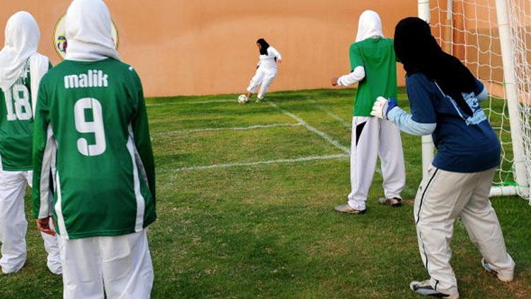 Sepakbola wanita di Arab Saudi. Copyright: © Omar Salem/AFP/Getty Images