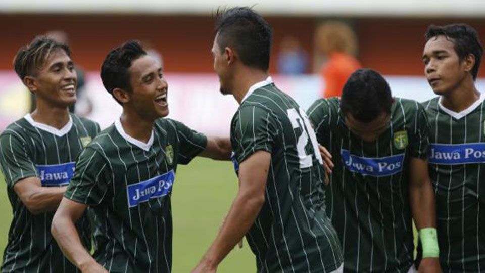 Skuat Persebaya Surabaya saat melakukan selebrasi gol. Copyright: © Fahrizal Arnas/bola.com