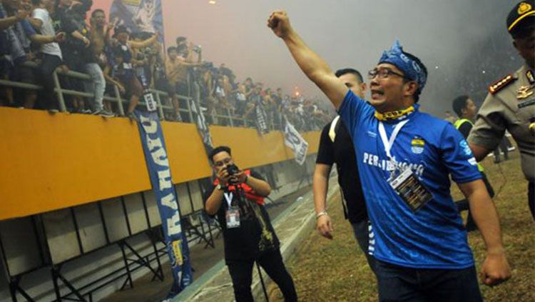 Gubernur Jawa Barat, Ridwan Kamil menyapa ribuan Bobotoh di stadion. Copyright: © vikingpersib.co.id
