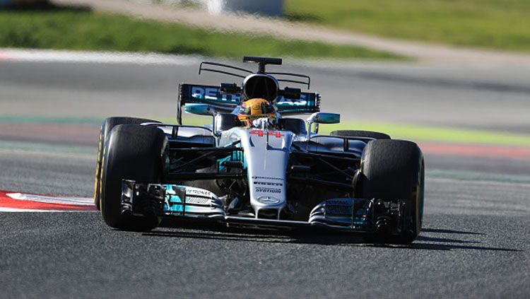 Lewis Hamilton saat melakukan tes di Sirkuit Catalunya. Copyright: © Octane/Action Plus via Getty Images