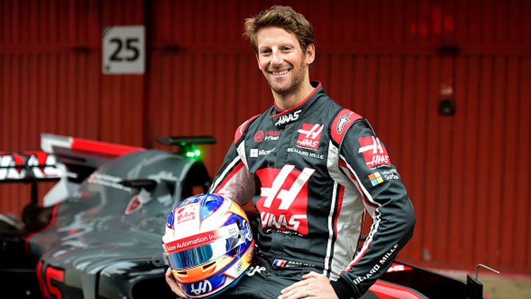 Pembalap tim Haas Formula 1, Romain Grosjean poses saat pemotretan bersama mobil VF17 barunya di Sirkuit Catalunya. Copyright: © JOSE JORDAN/AFP/Getty Images