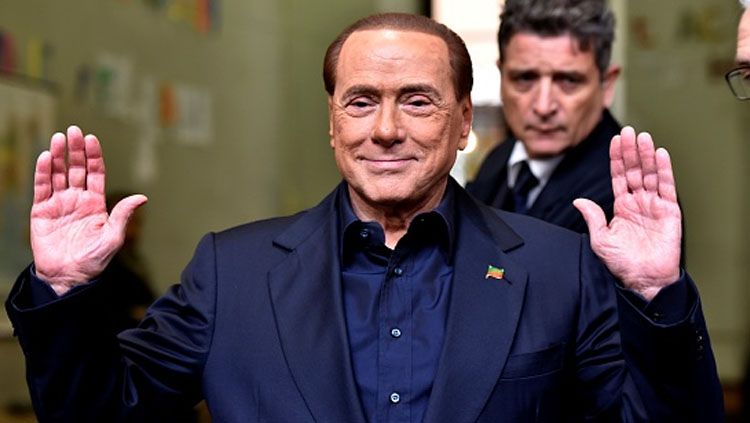 Eks Presiden AC Milan, Silvio Berlusconi ikut larut dalam perayaan scudetto Liga Italia I Rossoneri. Copyright: © Alvaro Padilla Bengoa/Anadolu Agency/Getty Images