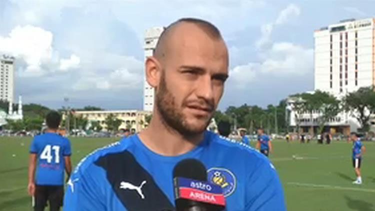 Mantan pemain Arema FC yang kini bermain di klub Malaysia, Pahang FA, Kiko Insa. Copyright: © stadiumastro.com