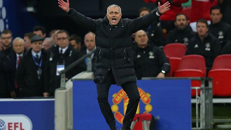 Pelatih Manchester United, Jose Mourinho terlihat berteriak di pinggir lapangan. Copyright: &copy; Catherine Ivill - AMA/Getty Images