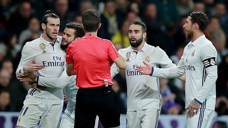 Skuat Madrid menahan agar Bale tak terpancing emosinya usai dikartu merah wasit. Copyright: © Gonzalo Arroyo Moreno/Getty Images