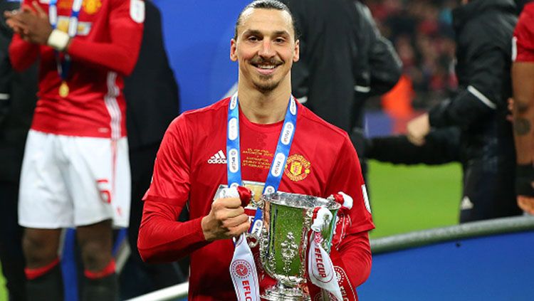 Penyerang Manchester United, Zlatan Ibrahimovic pamer trofi Piala Liga Inggris. Copyright: © Alex Livesey/Getty Images