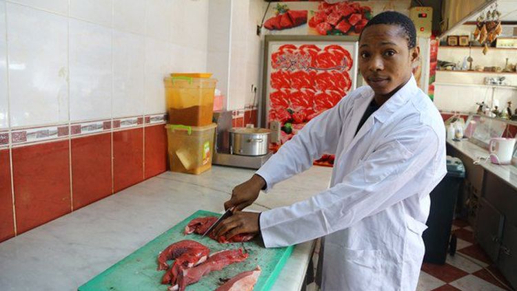 Hammed Omoseni Abdulsalam tengah melakukan pekerjaan sebagai tukang daging. Copyright: © TWITTER/FUTBOLARENA