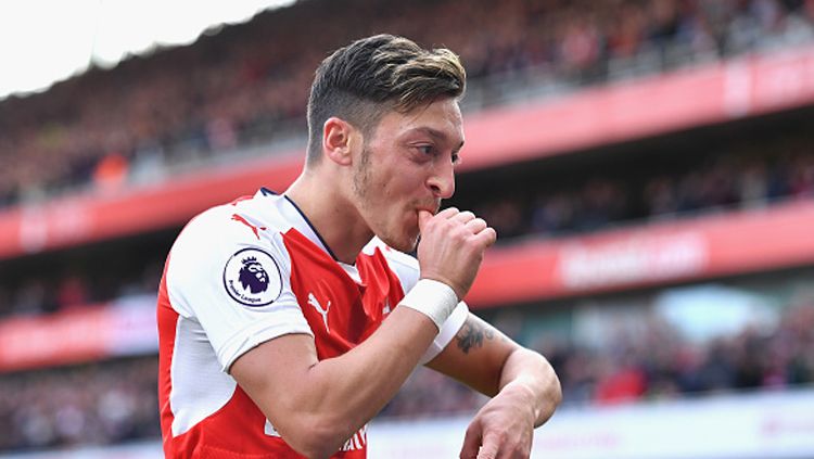 Mesut Ozil melakukan selebrasi gol. Copyright: © Mike Hewitt/Getty Images