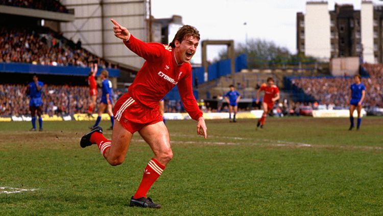 Kenny Dalglish saat merayakan golnya ke gawang Chelsea di Stamford Bridge. Copyright: © David Cannon/Allsport/Getty Images