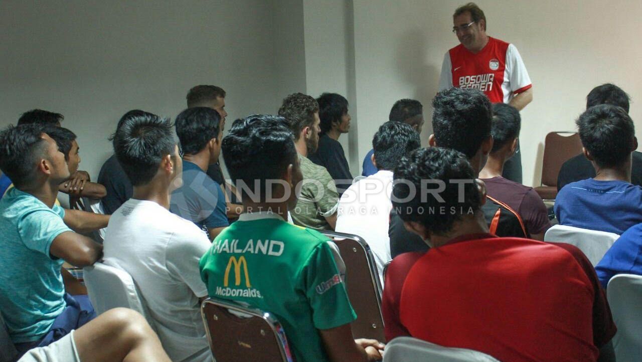 Pelatih PSM Makassar adakan class meeting pada pemain. Copyright: &copy; Muhammad Nur basri/Indosport